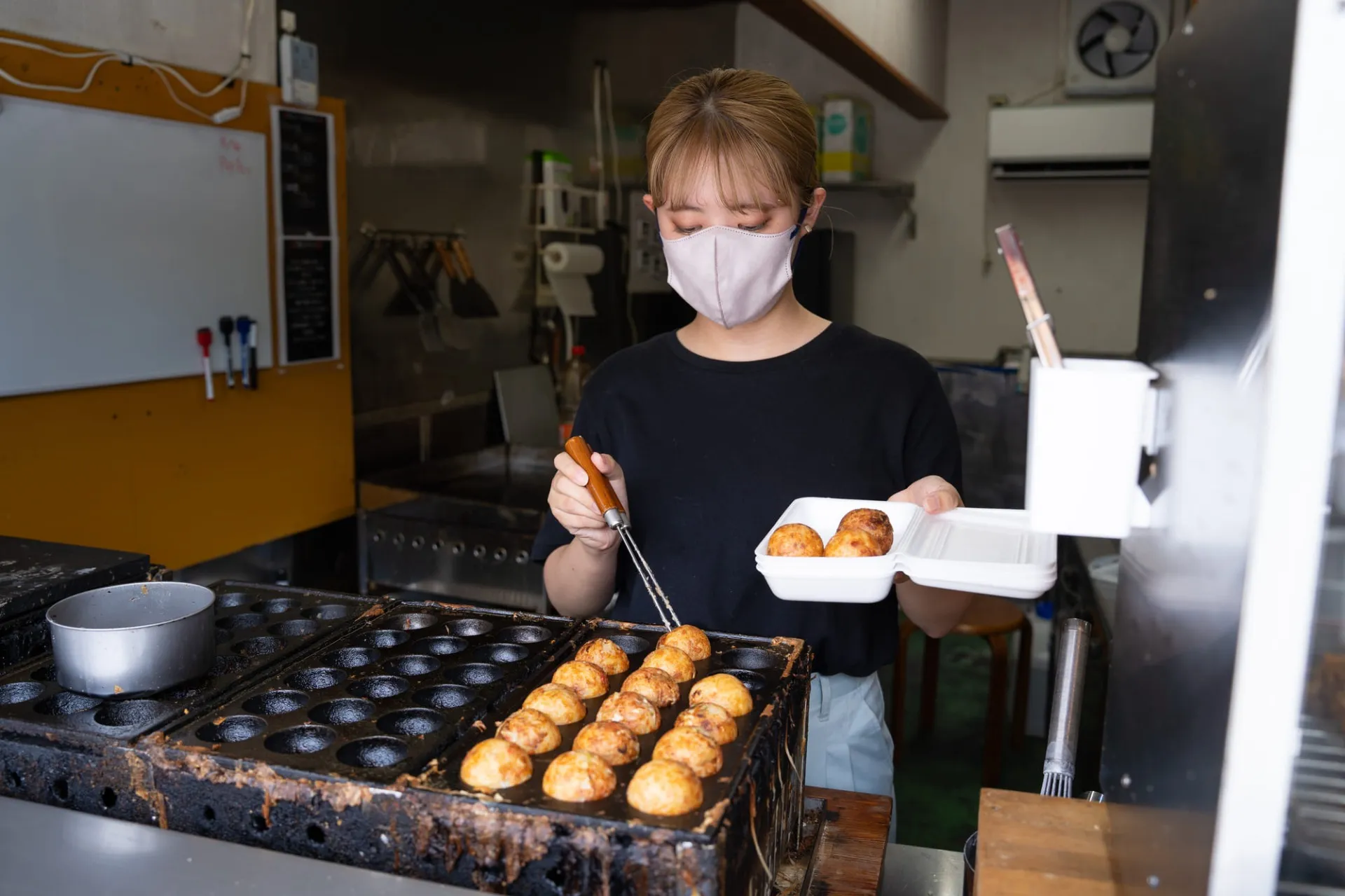 たこ焼き盛り付け中